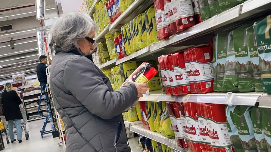 Se hundieron hasta 13% las ventas en supermercados y mayoristas, y el leve repunte mensual no logró revertir la tendencia