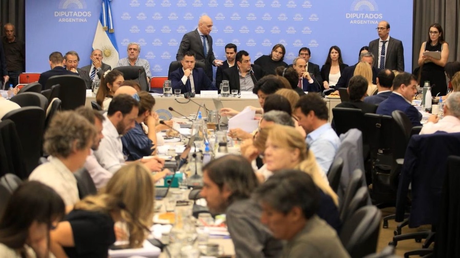 El Gobierno consiguió dictamen por la Ley Bases en Diputados y dejó afuera las privatizaciones de Aerolíneas, el Correo y RTA