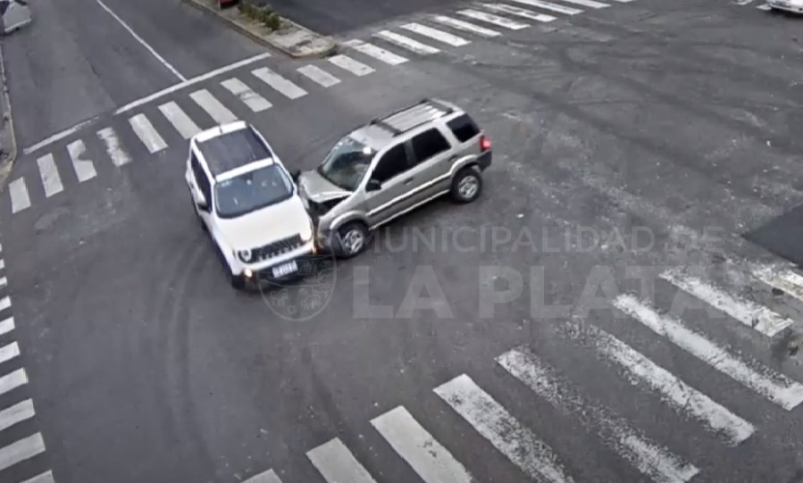 Camioneta pasó en rojo y produjo un impactante choque en pleno centro