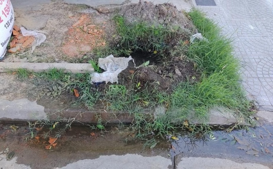 Tras los reclamos por la falta de agua, los vecinos de Ringuelet encontraron un pérdida en un caño