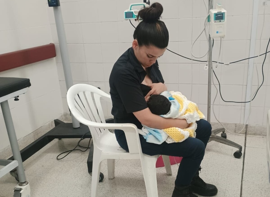 Encontraron a un bebé de seis días abandonado bajo la lluvia en La Plata: todavía tenía el cordón umbilical