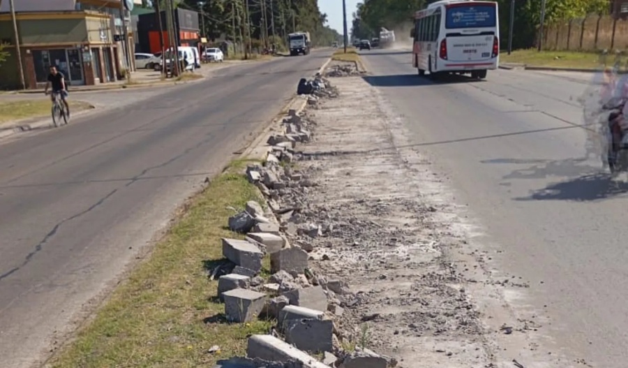 Rompieron a mazazos una de las dársenas de giro de la onda verde de avenida 44