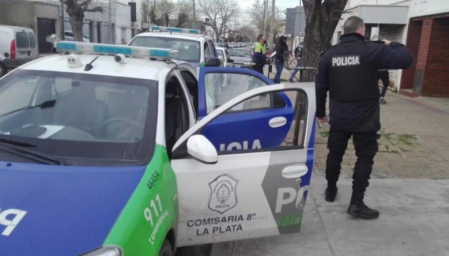 Se hicieron pasar por conocidos del esposo, ataron a una mujer y la asaltaron en su casa de Los Hornos