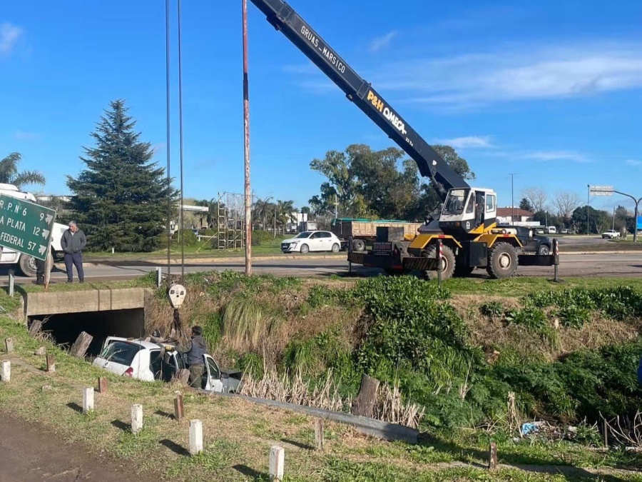 Un hombre se descompensó al volante y cayó con su auto en un zanjón en Ruta 36