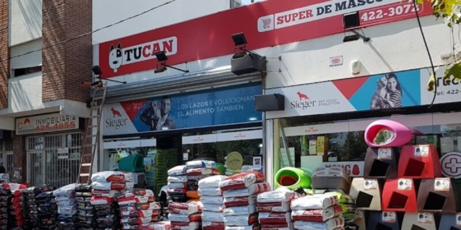 Dos motochorros robaron un Pet Shop en La Plata y amenazaron con un arma en la cabeza a una embarazada