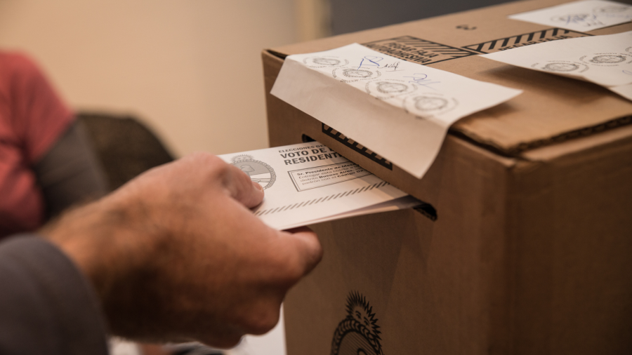 Casi medio millón de argentinos están habilitados para votar en el exterior