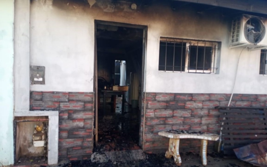 Se prendió fuego una casa de La Plata, evacuaron a toda una familia y una bebé de cuatro meses se intoxicó