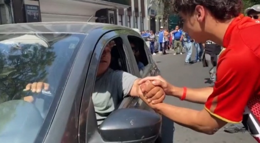 El emotivo saludo del hermano de Lolo Regueiro a un hincha del pincha que se acercó a la sede del lobo para pedir justicia