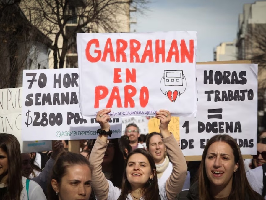 Pese el aumento anunciado en redes, residentes del Garrahan marcharán en el Obelisco