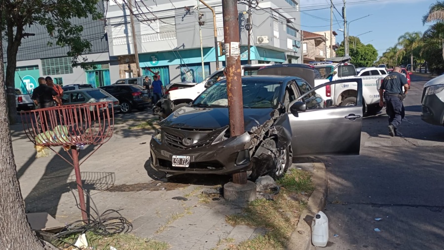 Hospitalizaron al hombre que se estrelló contra un semáforo tras un fuerte choque en 7 y 523