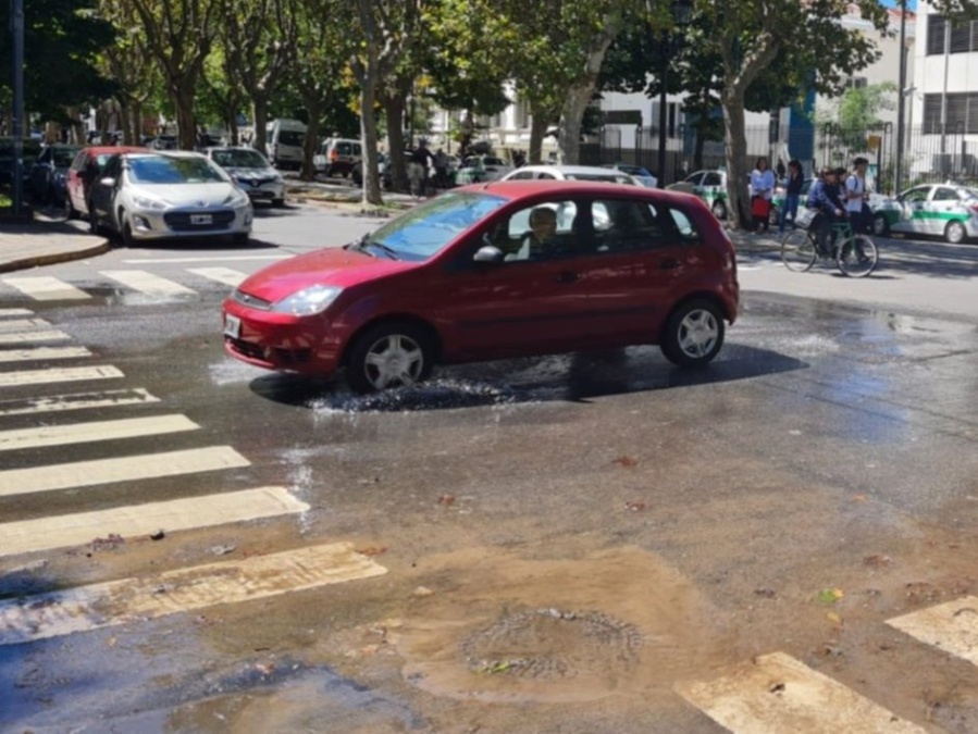 Denuncian que desbordó una cloaca en 51 y 18