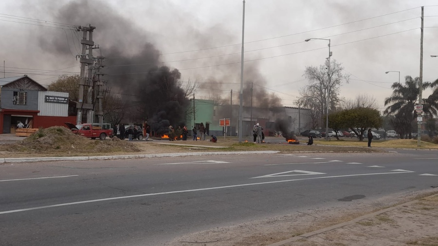 Por falta de luz, vecinos de Berisso cortaron el acceso principal a la ciudad