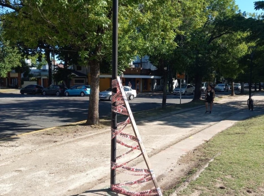 Vecinos de Parque San Martín reclaman por una luminaria rota