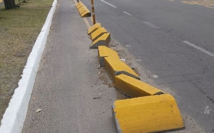 Ciclistas reclaman por el pésimo estado de la bicisenda en Diagonal 74 entre la calle 16 y 19: ”Es un peligro”