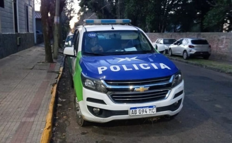 Robaron en una vivienda de City Bell, maniataron a un hombre y escaparon con su camioneta