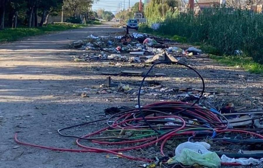 Vecinos de Tolosa se quejan de un “basurero” en el medio de la calle