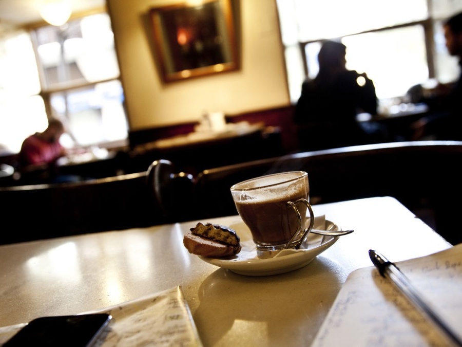 La reacción de un cliente al pagar por un café tras dejar una generosa propina se convierte en tendencia