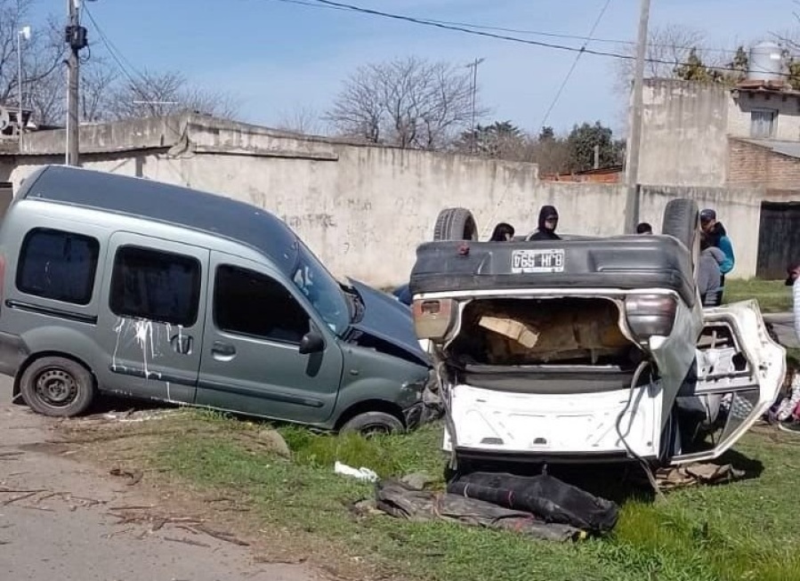 Choque y vuelco en La Plata: en uno de los vehículos viajaba una embarazada de 5 meses