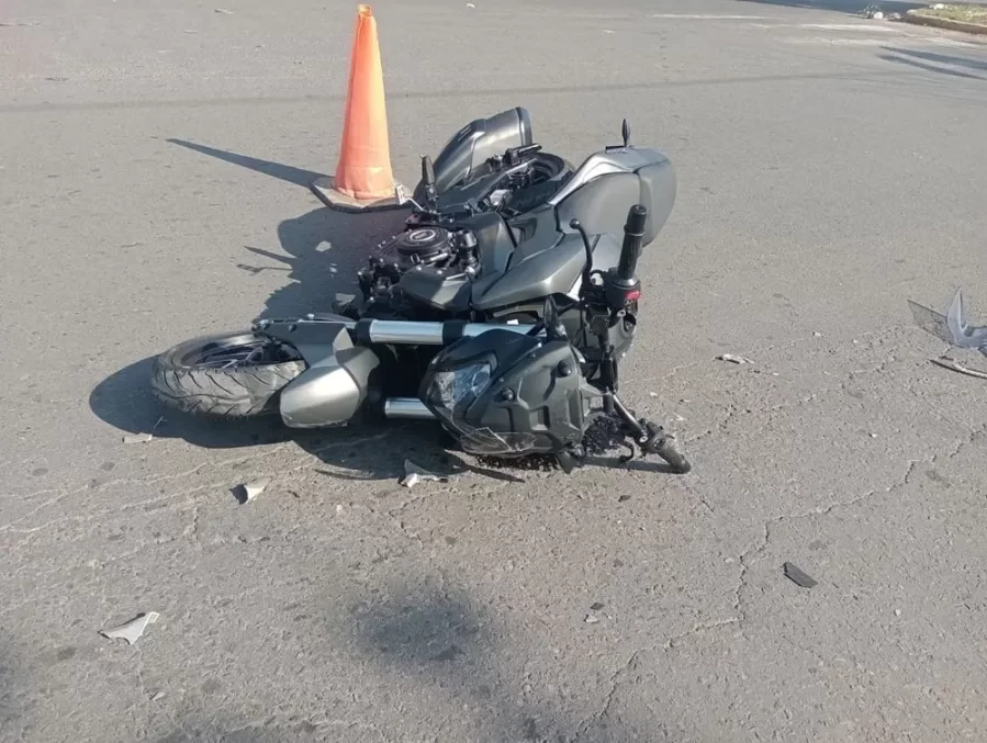 Grave accidente en La Plata: un policía terminó hospitalizado tras chocar con su moto