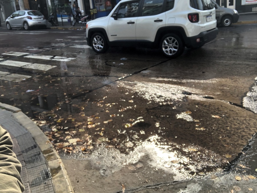 Reclaman por una pérdida de agua ”desde hace tres meses” a metros de Plaza Italia