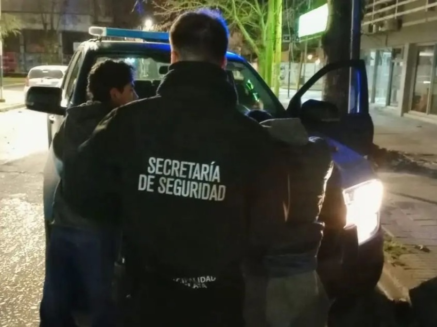 Detienen a dos personas en La Plata tras un llamado vecinal