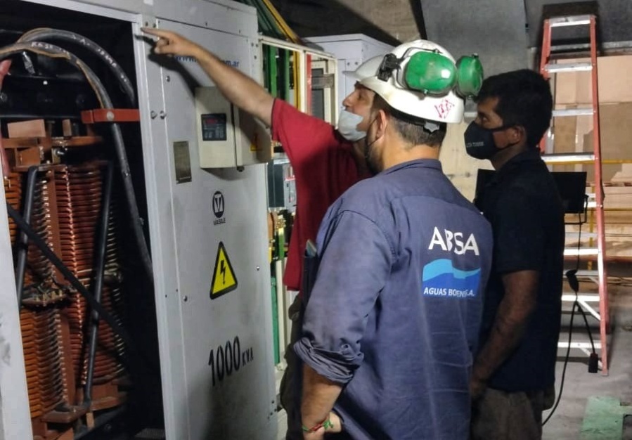Tras el incendio en la Usina del Bosque, se logró recuperar una parte de la energía y reparten agua en barrios de La Plata