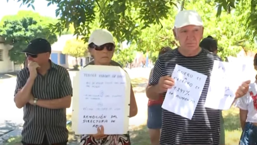 Vecinos de Villa Elvira y Barrio Monasterio estallaron por la falta de agua: ”Nadie da respuestas”