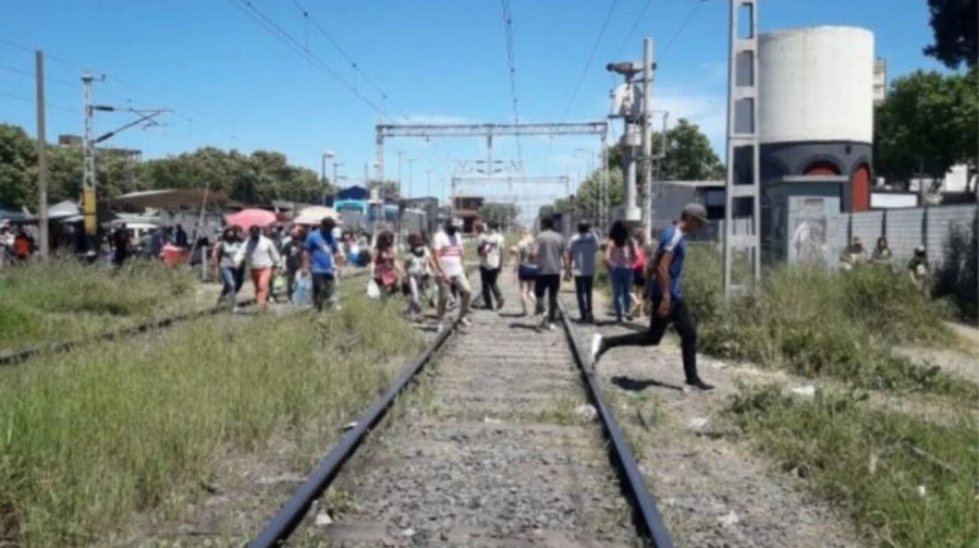 Un nene de dos años fue atropellado por una formación del Tren Roca y los vecinos agredieron al maquinista