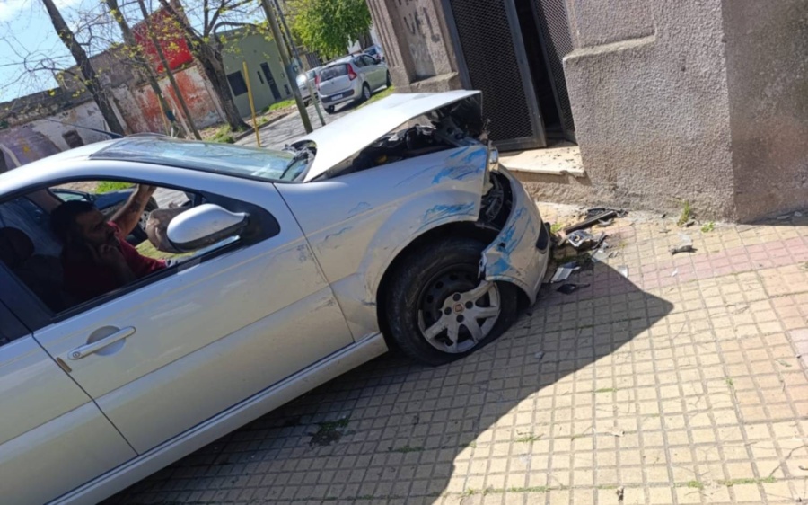 Luego de un accidente, un vehículo terminó chocando con el frente de una casa