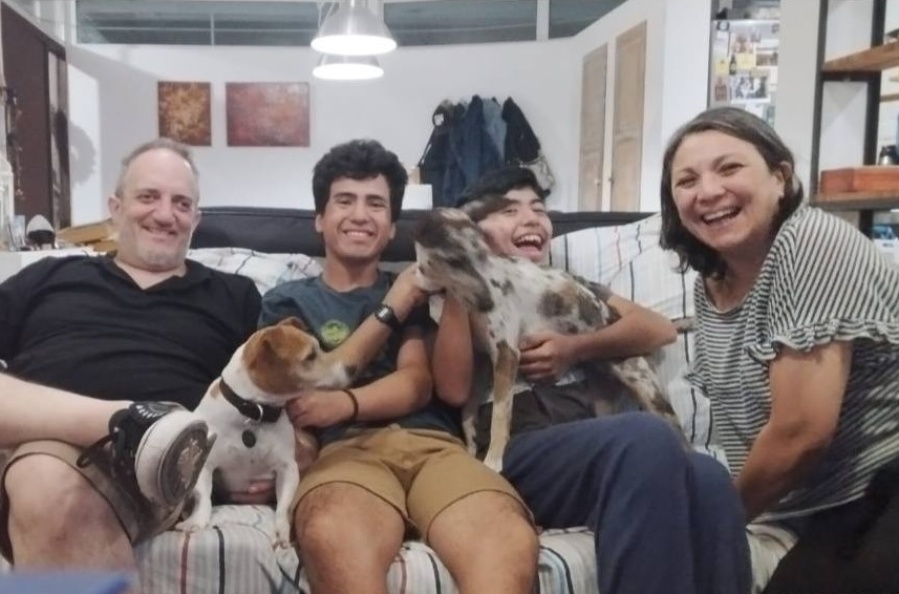 Fue rescatada de la Megatoma de Los Hornos, le dieron una oportunidad y les cambió la vida: ”Nos acompaña a todos lados”