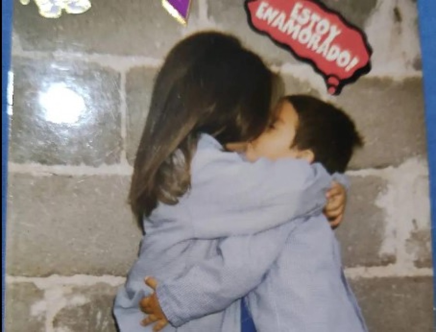 Dio su primer beso en el jardín y 25 años después busca a su compañera con desesperación