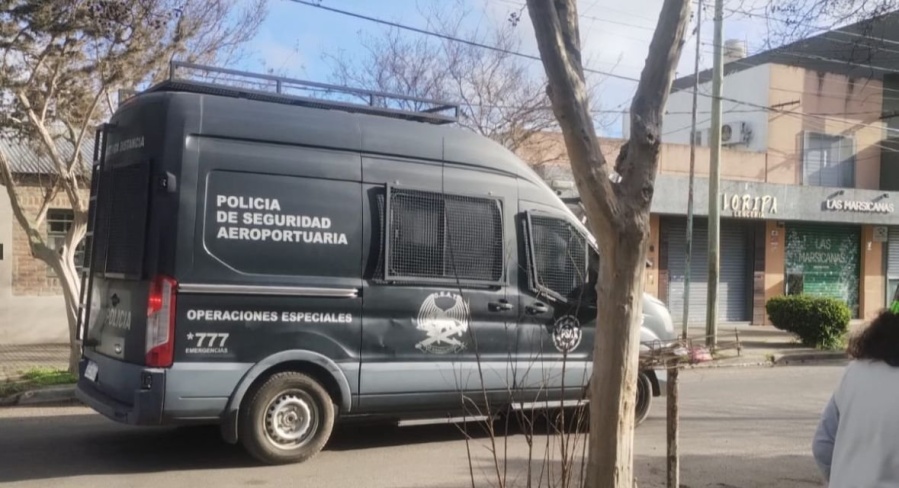 Allanamientos en Los Hornos por una investigación de narcotráfico