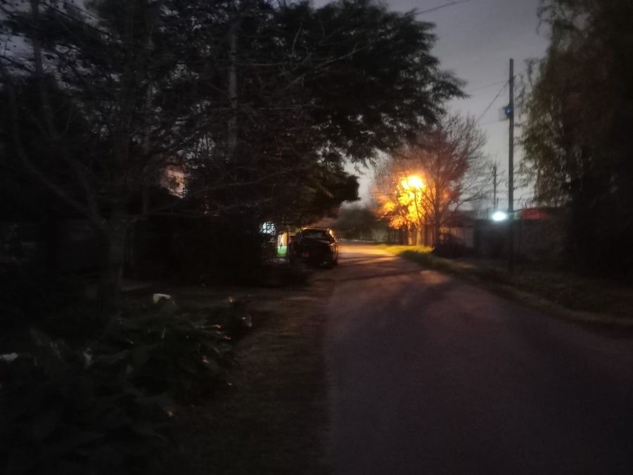 Piden que reparen la luminaria en una calle de City Bell: ”Es una boca de lobo”