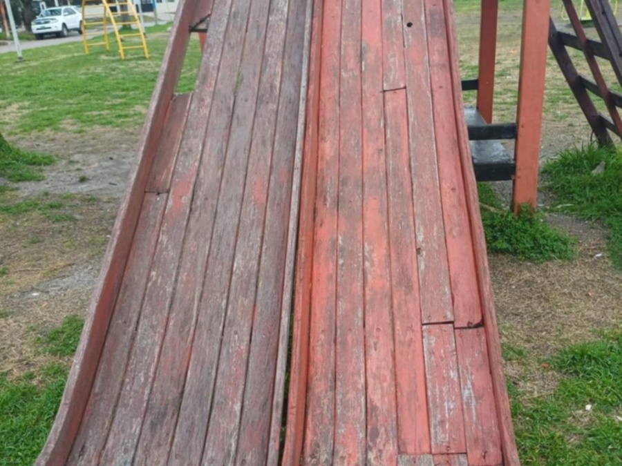 Reclaman por el estado de la plaza de 88 y 117: ”Los cestos de basura están desbordados”