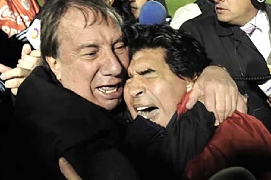 La familia de Bilardo contó que esperan una orden de su médico para contarle de la muerte de Maradona