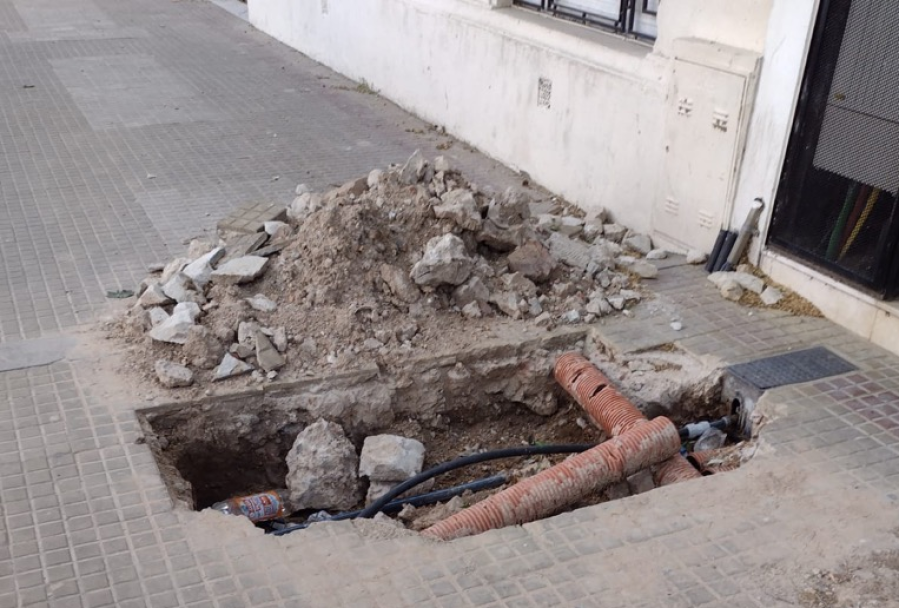 Vecinos de Plaza Moreno aseguran que rompieron la vereda para arrelgar un caño ”y nunca volvieron”