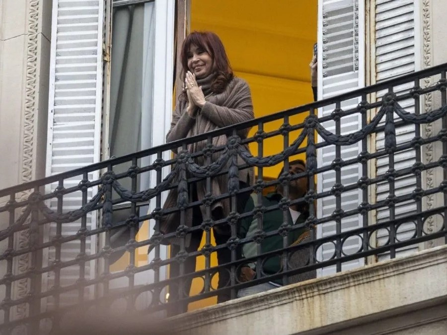 La Justicia aclaró que Cristina Kirchner podrá salir al balcón del departamento en donde cumple prisión domiciliaria
