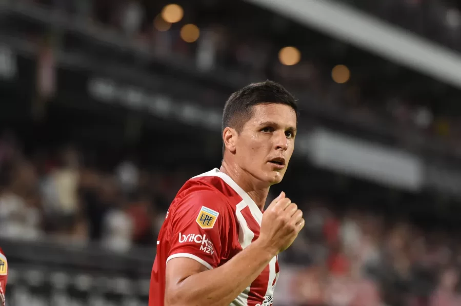 De tirar paredes con Mbappé a destacarse con River: ¿Qué saludo recibió Carrillo desde Francia y cómo llega al domingo?