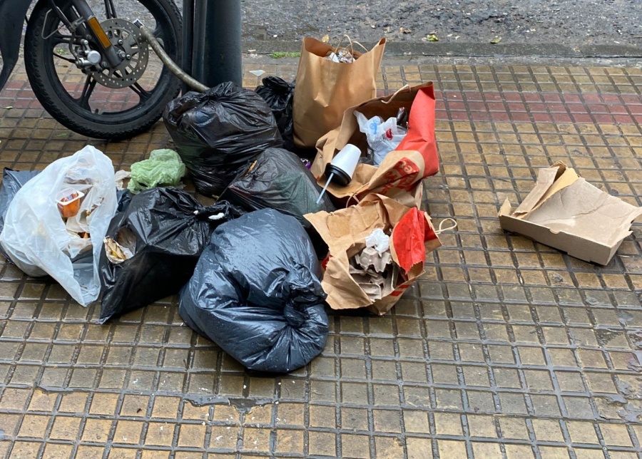 En 6 y 46, los vecinos se quejaron por la basura acumulada en el medio de la vereda