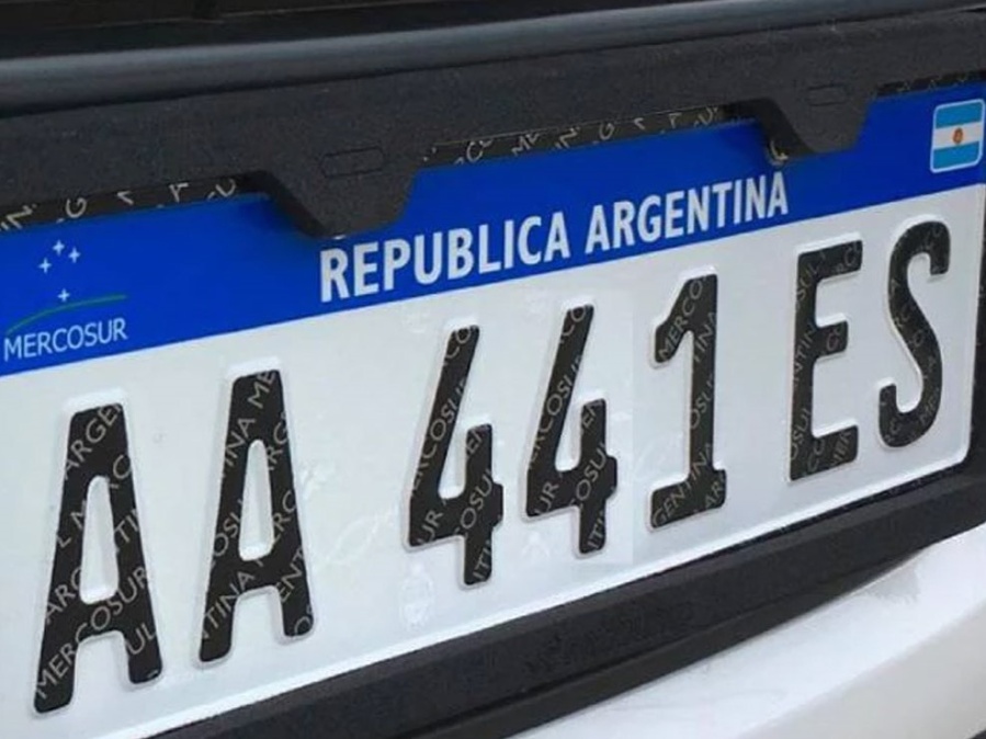 El Gobierno autorizó el uso de patentes provisorias de papel ante la falta de chapas metálicas: la medida rige por 30 días