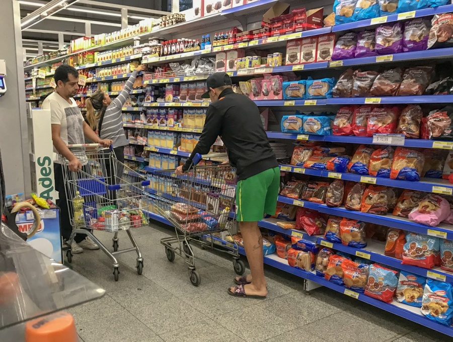 Las ventas en los supermercados no levantan y casi la mitad de los consumidores paga con tarjeta de crédito