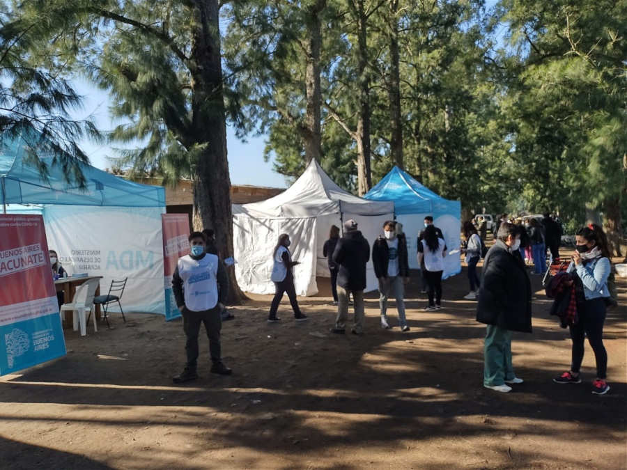 Realizaron una jornada de vacunación para quinteros de La Plata con dificultades para anotarse