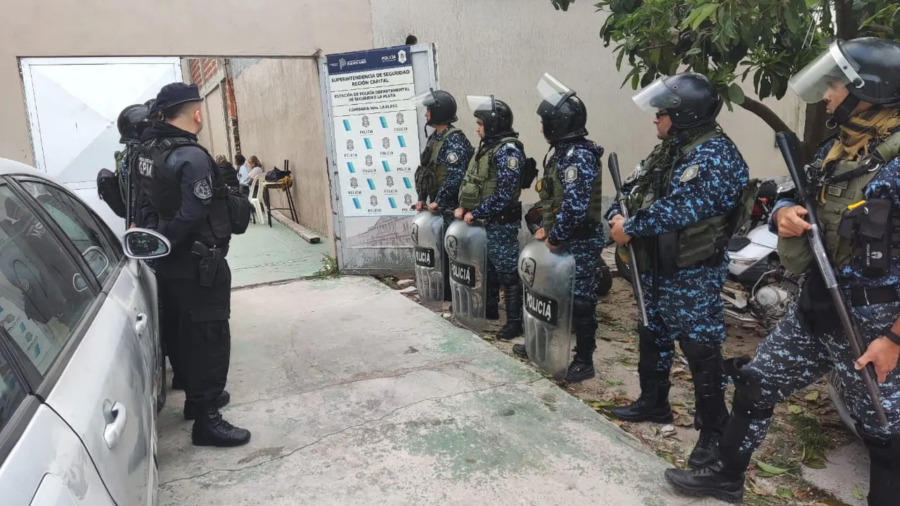 Desbarataron un casino clandestino en La Plata: el lugar se camuflaba como una cancha de piki vóley