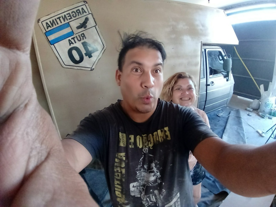 De La Plata al mundo con su Mini Truck viajero, sus perros y miles de historias que contar: “Queremos llegar a Alaska”