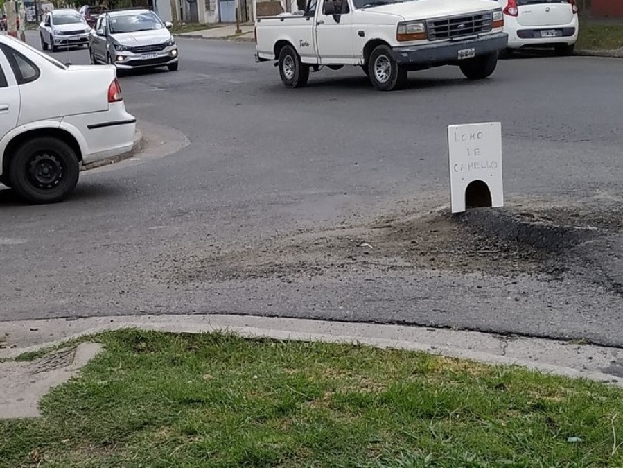 La creatividad de los vecinos de Altos de San Lorenzo ante el estado de la calle: ”Rompe carter gratis”