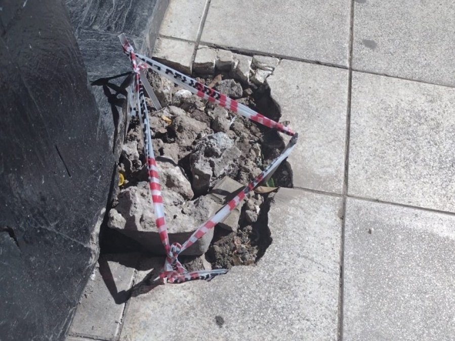 Reclaman por un pozo en pleno centro de La Plata