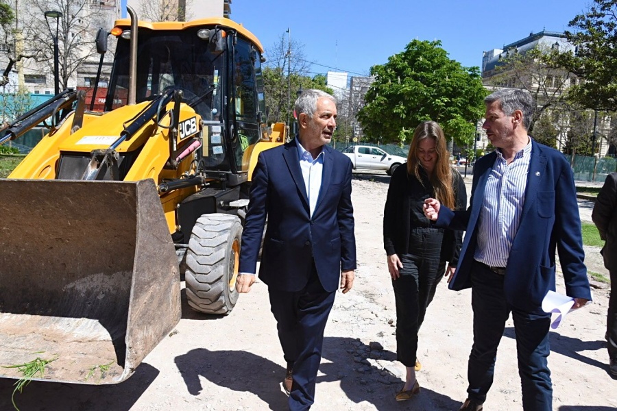 Arrancó la reconstrucción de la nueva Plaza San Martín y Alak recorrió las obras