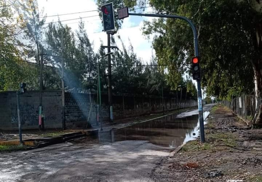Vecinos se quejaron por una calle inundada a pocas cuadras del Cementerio de La Plata