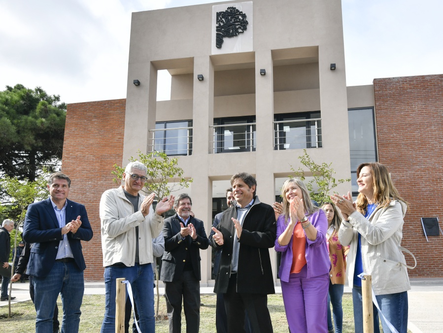 ”No gobernamos con libros del siglo XIX”: Kicillof inauguró la Casa de la Provincia en Villa Gesell y entregó 129 escrituras