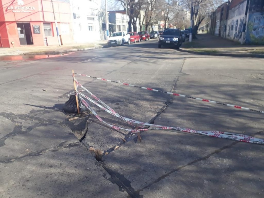 Se rompió la calle en 20 y 55 y los vecinos temen por accidentes